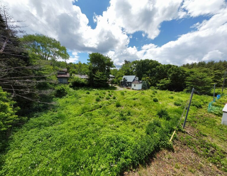 Ideal location in Kobuchizawa town with a vast site and a spectacular view of the Southern Alps.