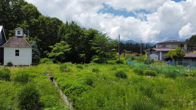 Ideal location in Kobuchizawa town with a vast site and a spectacular view of the Southern Alps.