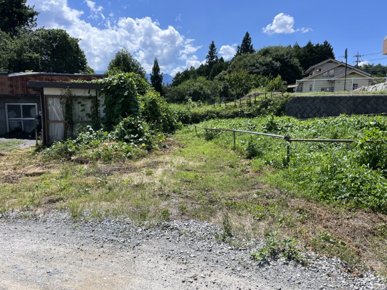 Within walking distance of Nagasaka Station, ideal southern slope with a panoramic view of the Southern Alps.
