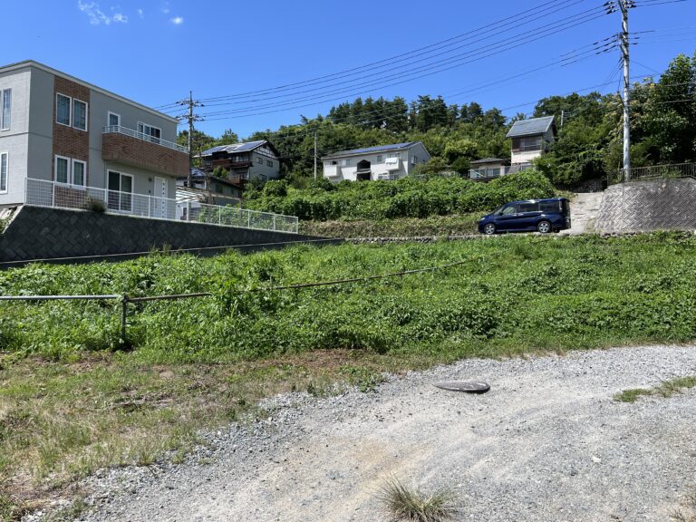 Within walking distance of Nagasaka Station, ideal southern slope with a panoramic view of the Southern Alps.