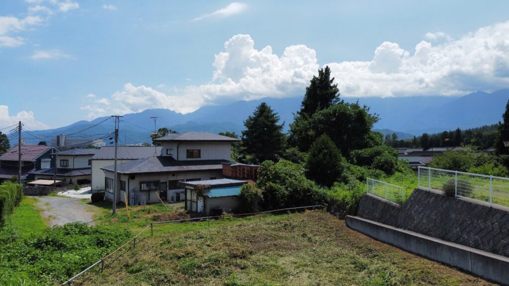 Within walking distance of Nagasaka Station, ideal southern slope with a panoramic view of the Southern Alps.