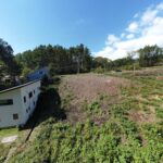 【土地】大泉町西井出、カラマツ通りに広がる陽光あふれる南傾斜地