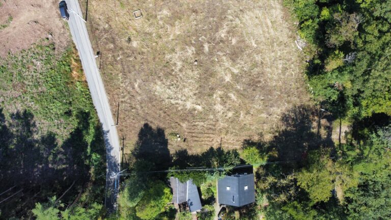【土地】八ヶ岳南麓、甲斐小泉駅上に広がる別荘地、林間から南アルプスを望む