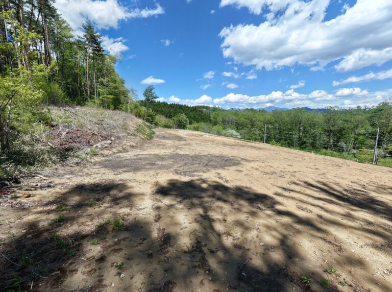 【土地】カラマツ通りの高台、南アルプスを望む日当たり抜群の広大な土地