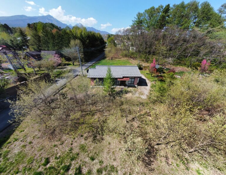 【中古物件】高原大橋入口交差点すぐ、広大な敷地で多目的に活用可能