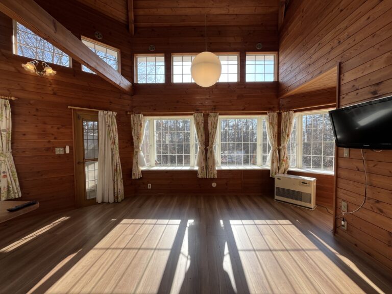 【中古物権】吹き抜けとアトリエが広げる、創造のある暮らし。 南傾斜の陽だまりに佇む、360坪のゆとり邸。