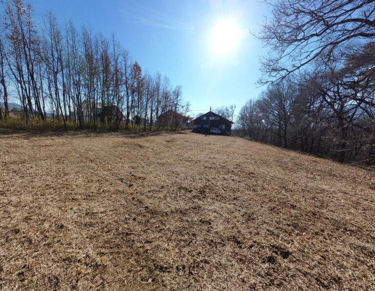【土地】陽光に包まれる広大な敷地。 趣味も暮らしも、思いのままに。