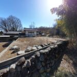 【土地】駅徒歩圏、高台の特等席。 山々を借景に、竹林が彩る風情ある一画。