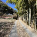 【土地】駅徒歩圏、高台の特等席。 山々を借景に、竹林が彩る風情ある一画。