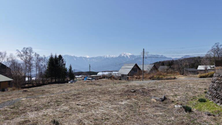 【土地】南アルプスを望む、ゆとりの農地付き分譲地。 小川のせせらぎに癒される、大泉町谷戸の暮らし。