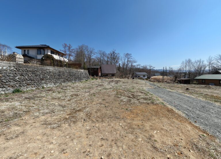 【土地】南アルプスを望む、ゆとりの農地付き分譲地。 小川のせせらぎに癒される、大泉町谷戸の暮らし。