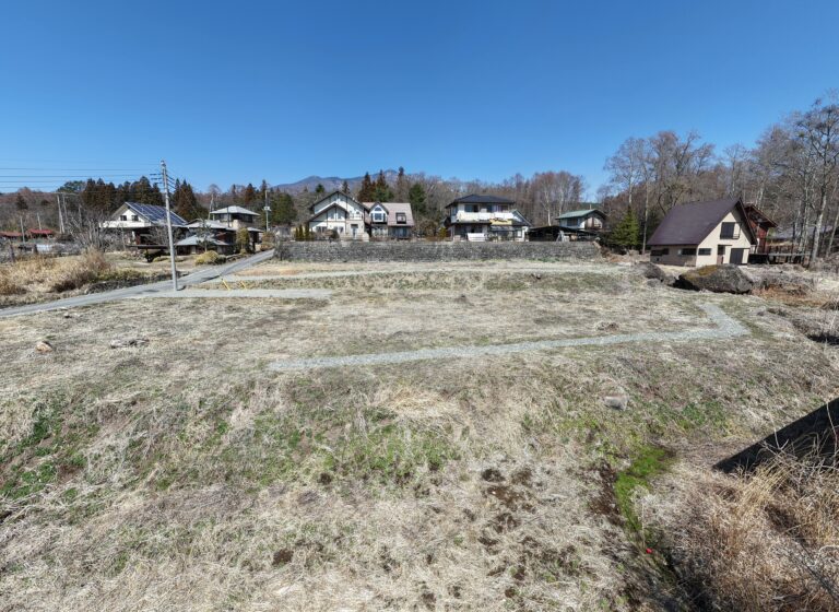 【土地】南アルプスを望む、ゆとりの農地付き分譲地。 小川のせせらぎに癒される、大泉町谷戸の暮らし。