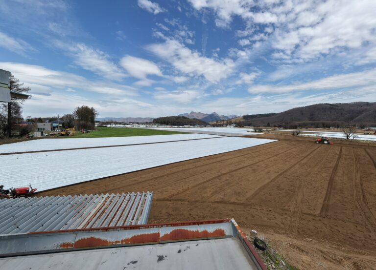 【中古物件】野辺山駅徒歩8分。 畑と山々が織りなす、圧巻のロケーションに住まう。
