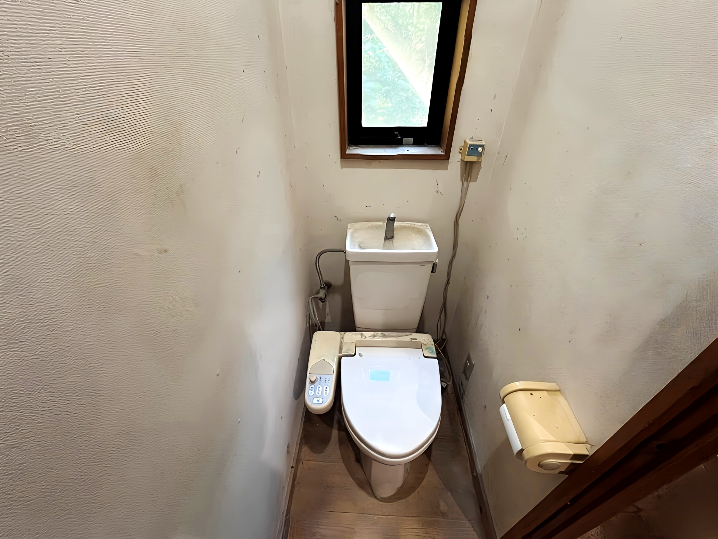 【中古物件】木々に包まれた静かな住環境。 木のぬくもりを感じる、3LDK＋地下室付きの住まい。