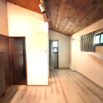 【中古物件】木々に包まれた静かな住環境。 木のぬくもりを感じる、3LDK＋地下室付きの住まい。