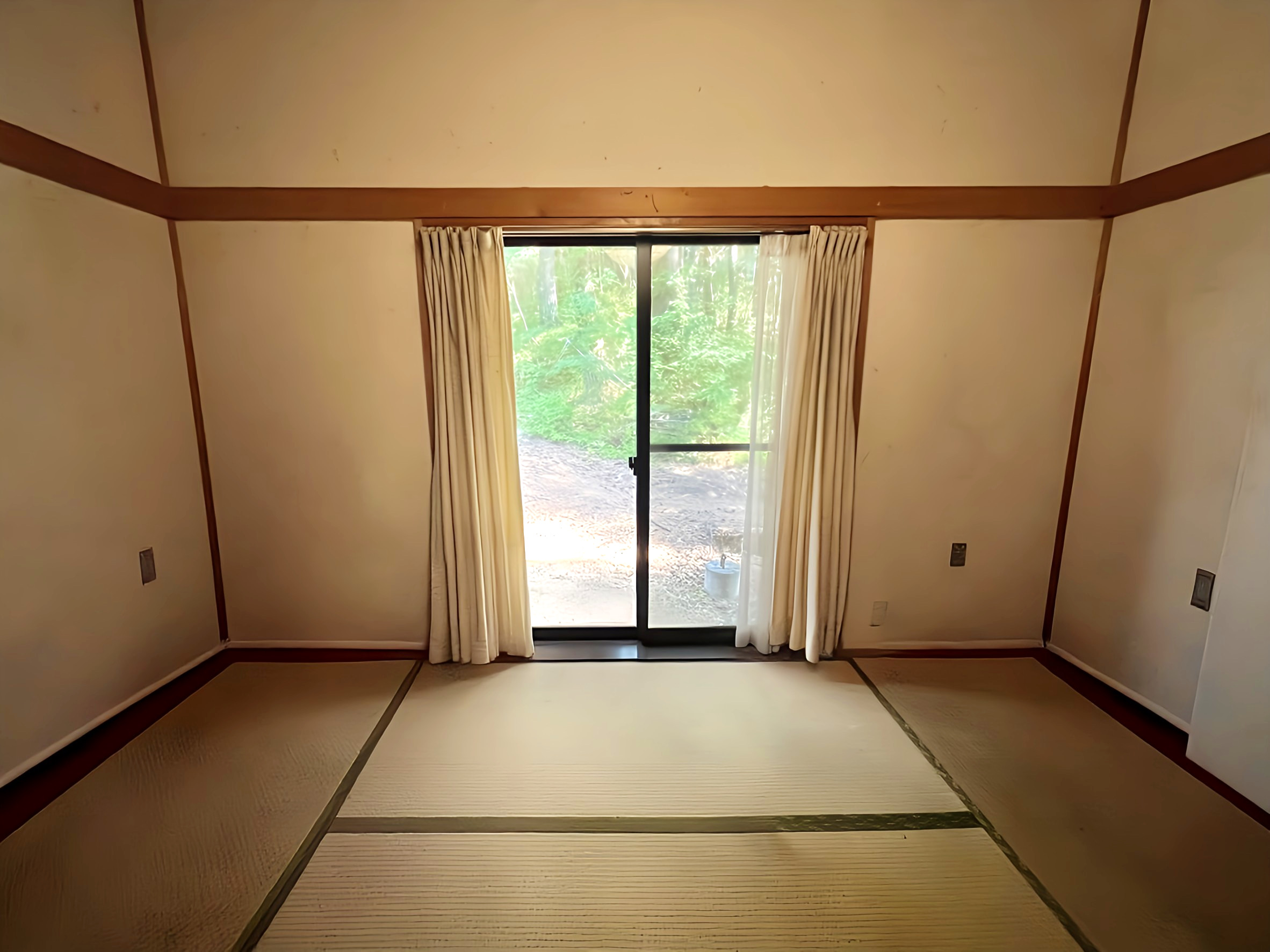 【中古物件】木々に包まれた静かな住環境。 木のぬくもりを感じる、3LDK＋地下室付きの住まい。