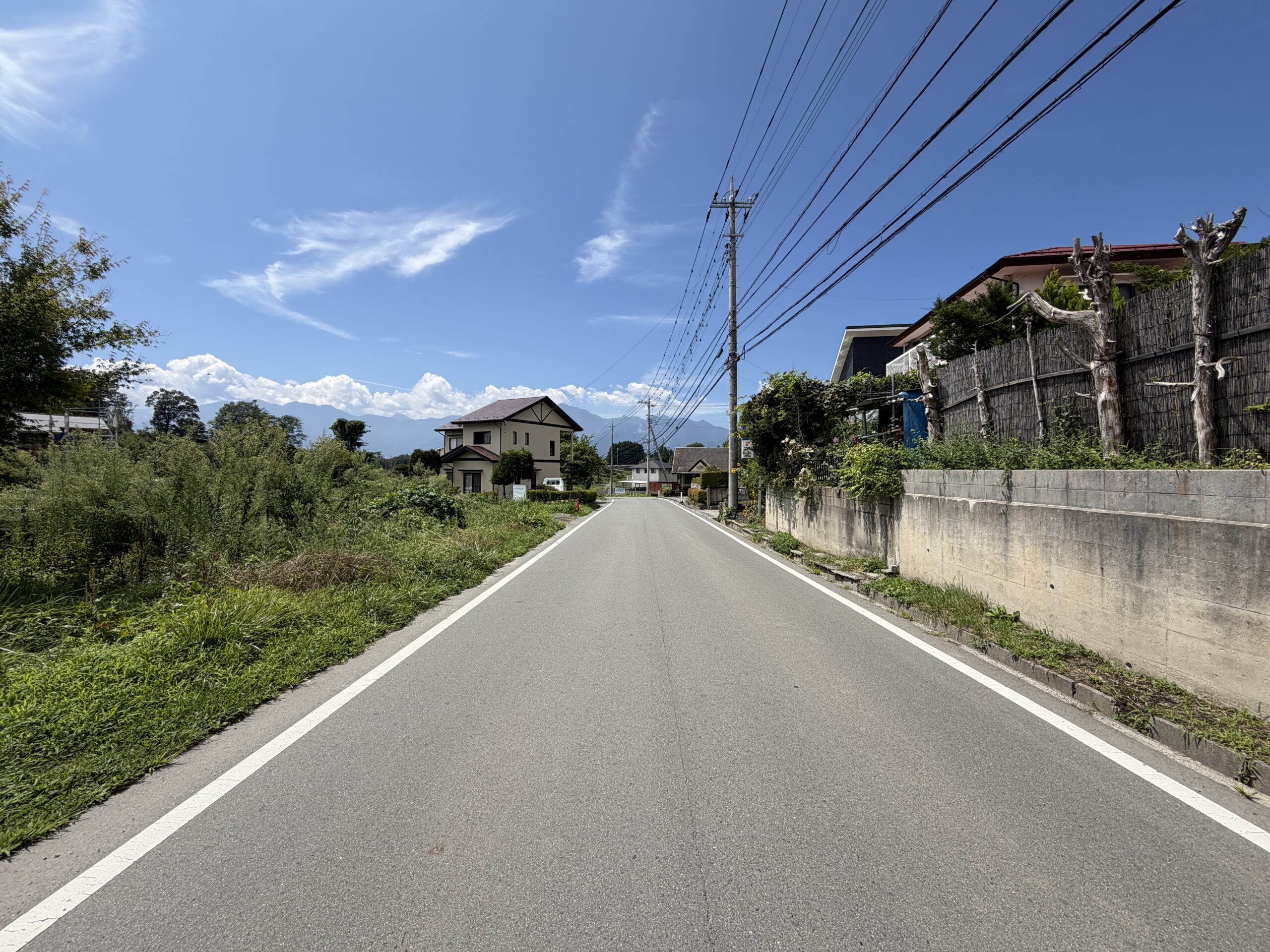 【土地】八ヶ岳を背に、南アルプスを望む。 陽当たりと開放感に恵まれた、白井沢の平坦地。