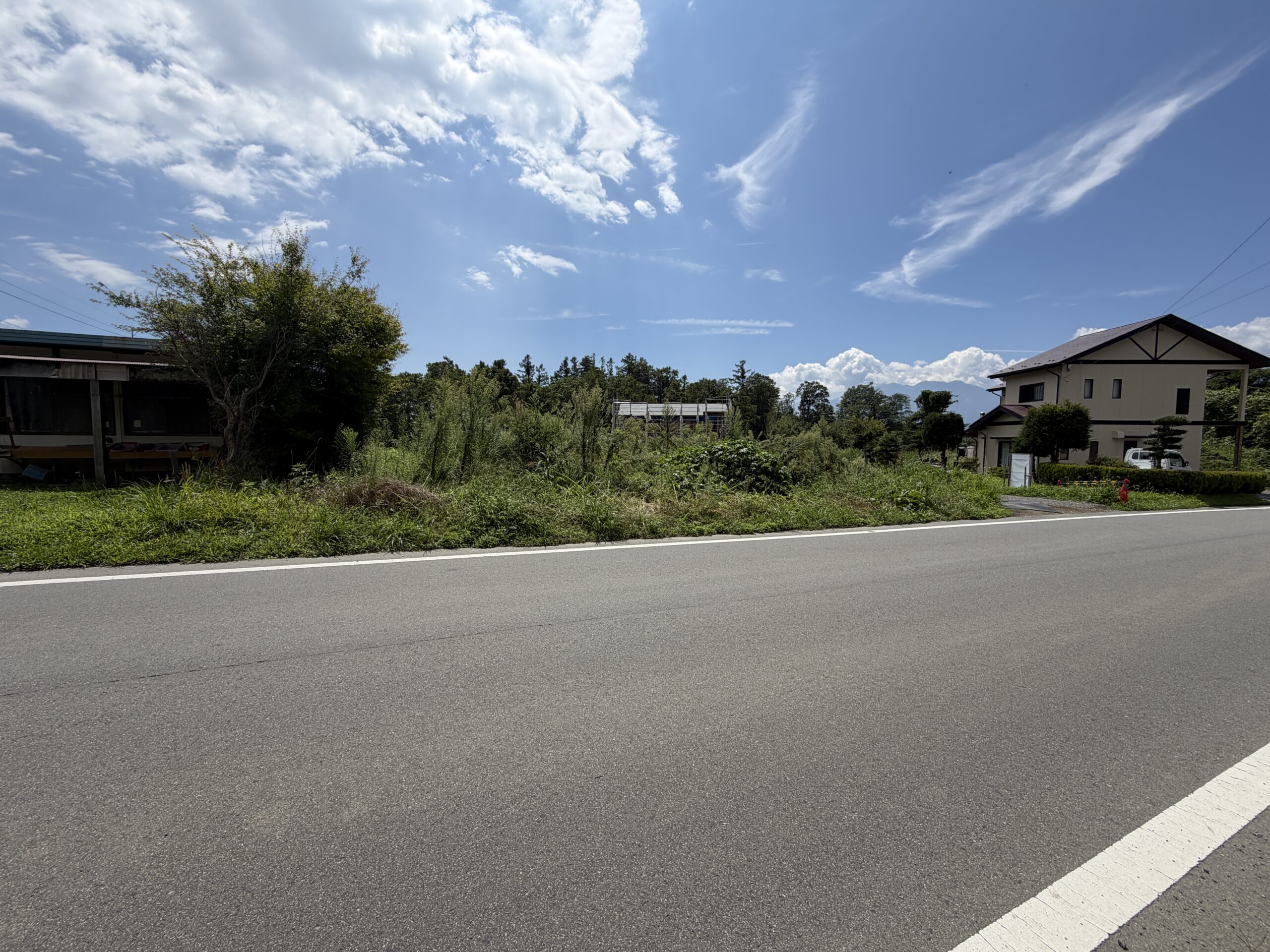 【土地】八ヶ岳を背に、南アルプスを望む。 陽当たりと開放感に恵まれた、白井沢の平坦地。