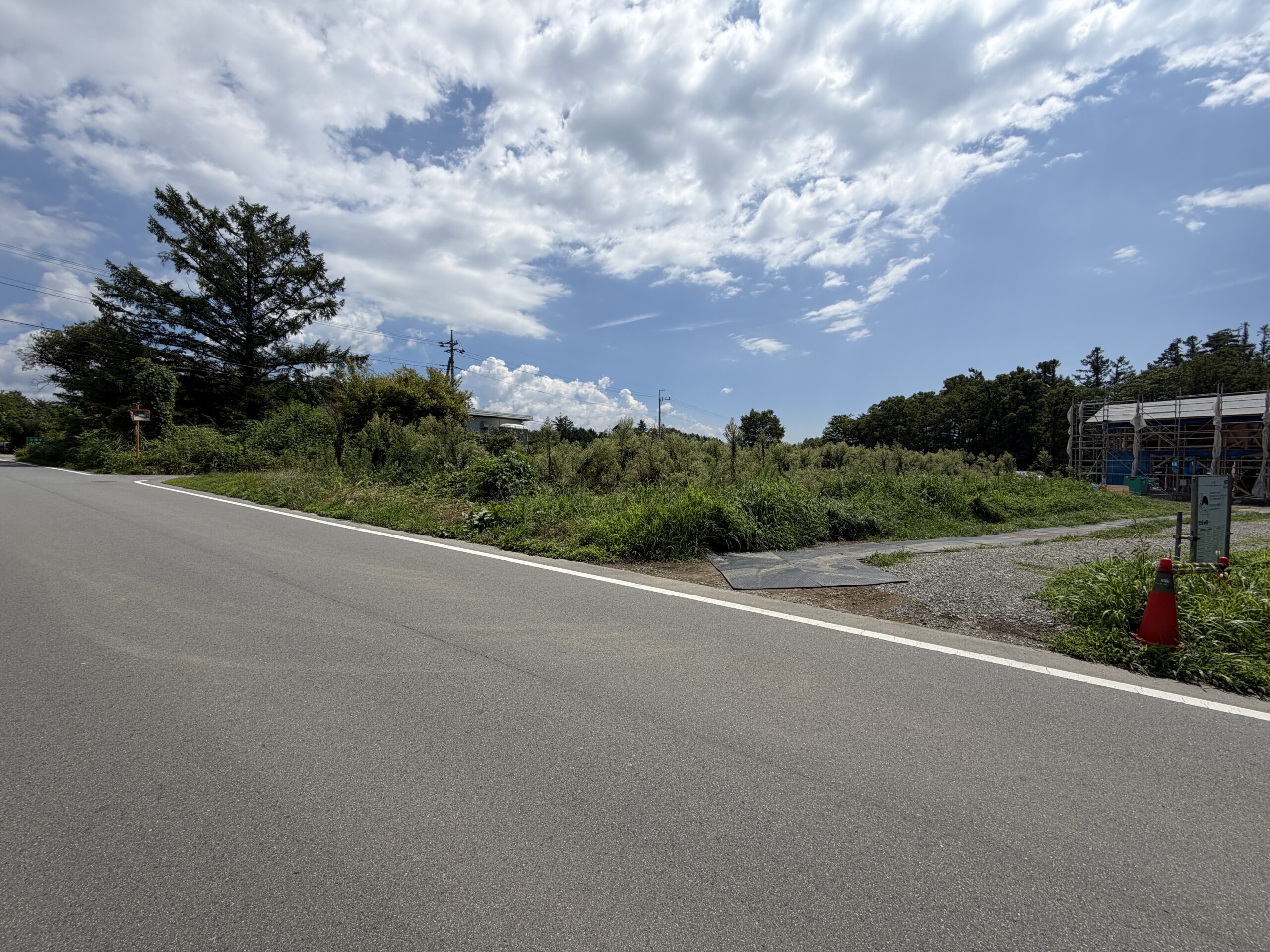 【土地】八ヶ岳を背に、南アルプスを望む。 陽当たりと開放感に恵まれた、白井沢の平坦地。