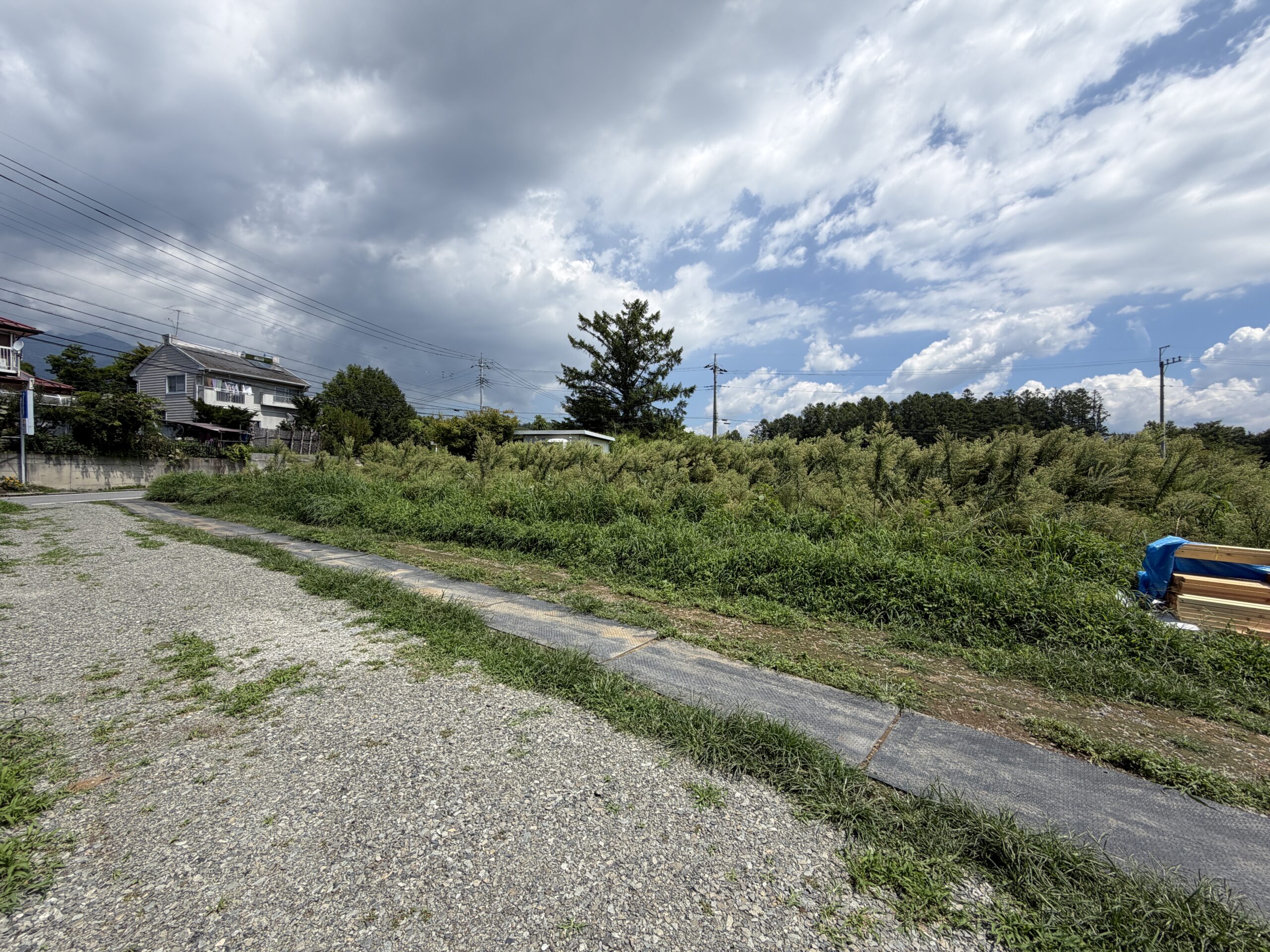 【土地】八ヶ岳を背に、南アルプスを望む。 陽当たりと開放感に恵まれた、白井沢の平坦地。
