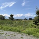 【土地】八ヶ岳を背に、南アルプスを望む。 陽当たりと開放感に恵まれた、白井沢の平坦地。