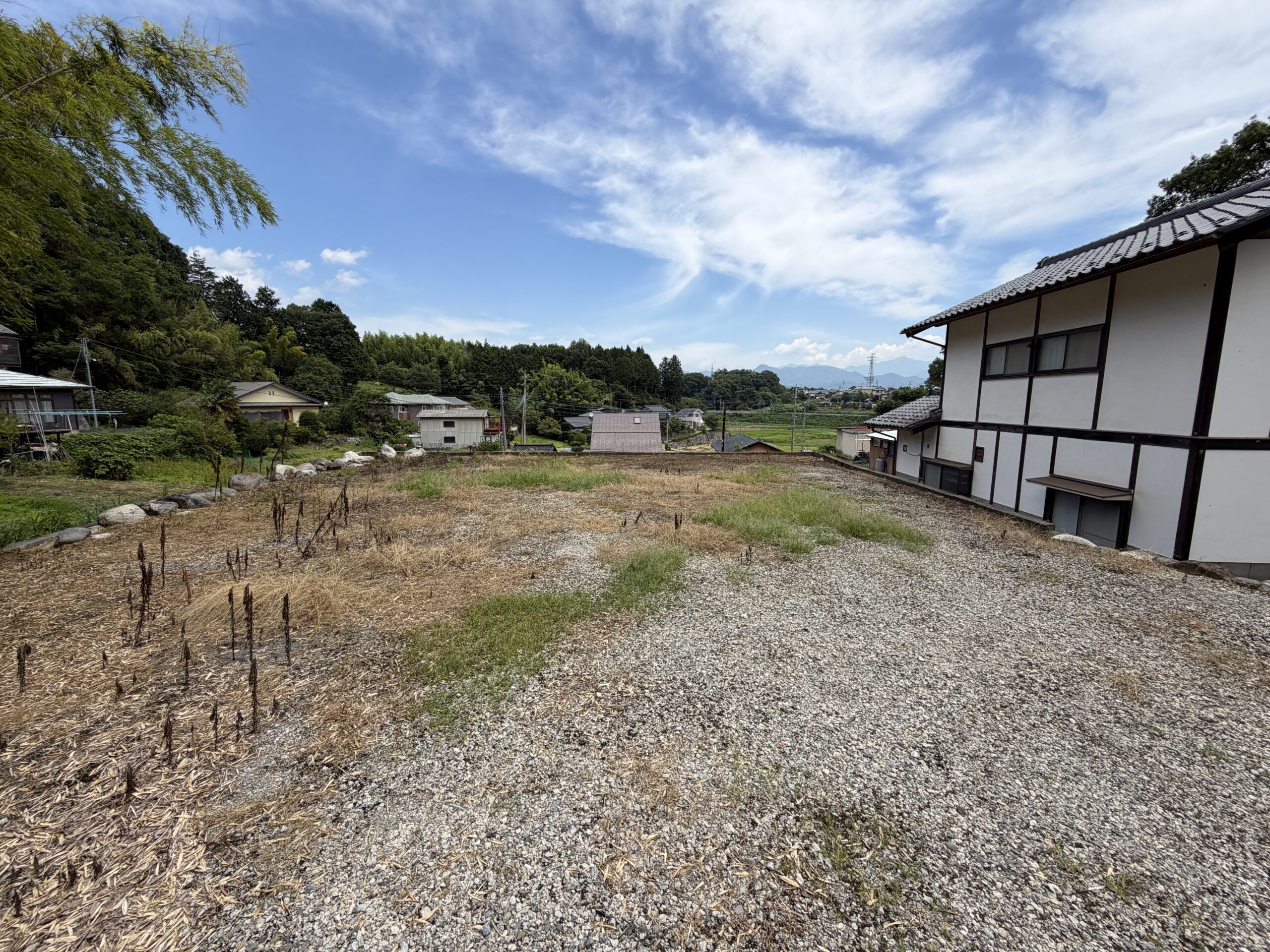 【土地】駅徒歩圏、高台の特等席。 山々を借景に、竹林が彩る風情ある一画。