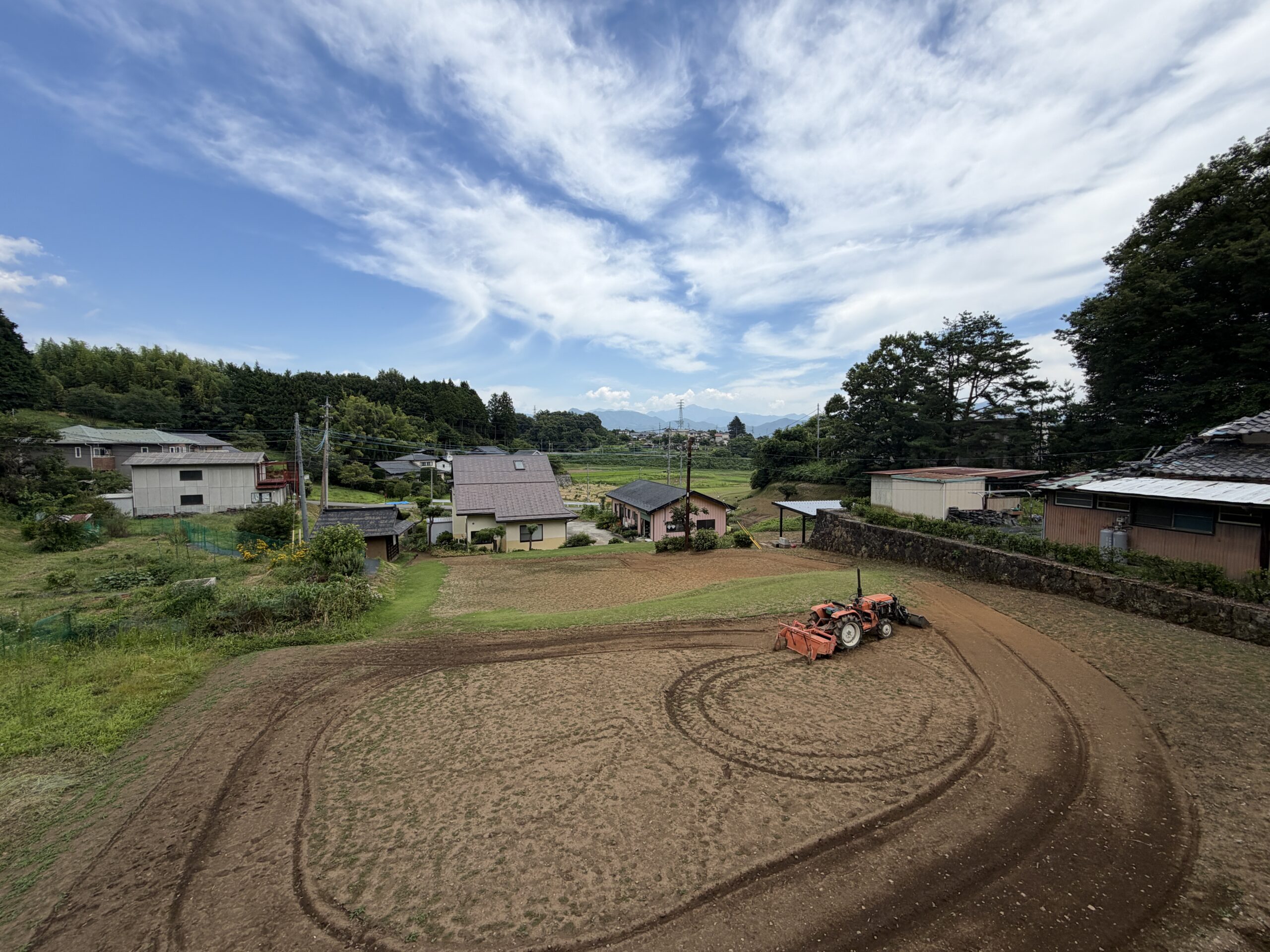 【土地】駅徒歩圏、高台の特等席。 山々を借景に、竹林が彩る風情ある一画。