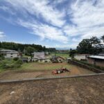 【土地】駅徒歩圏、高台の特等席。 山々を借景に、竹林が彩る風情ある一画。