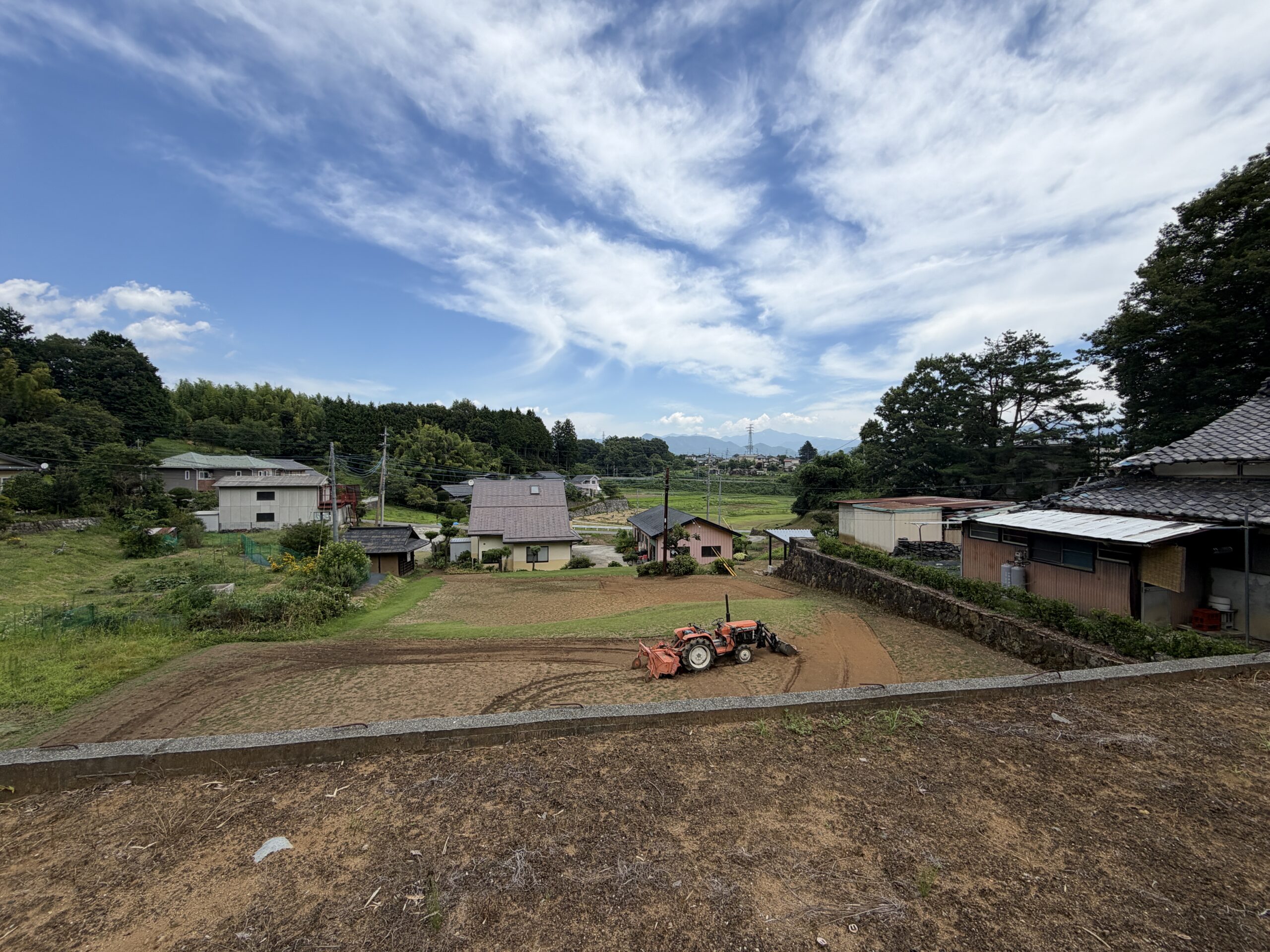 【土地】駅徒歩圏、高台の特等席。 山々を借景に、竹林が彩る風情ある一画。