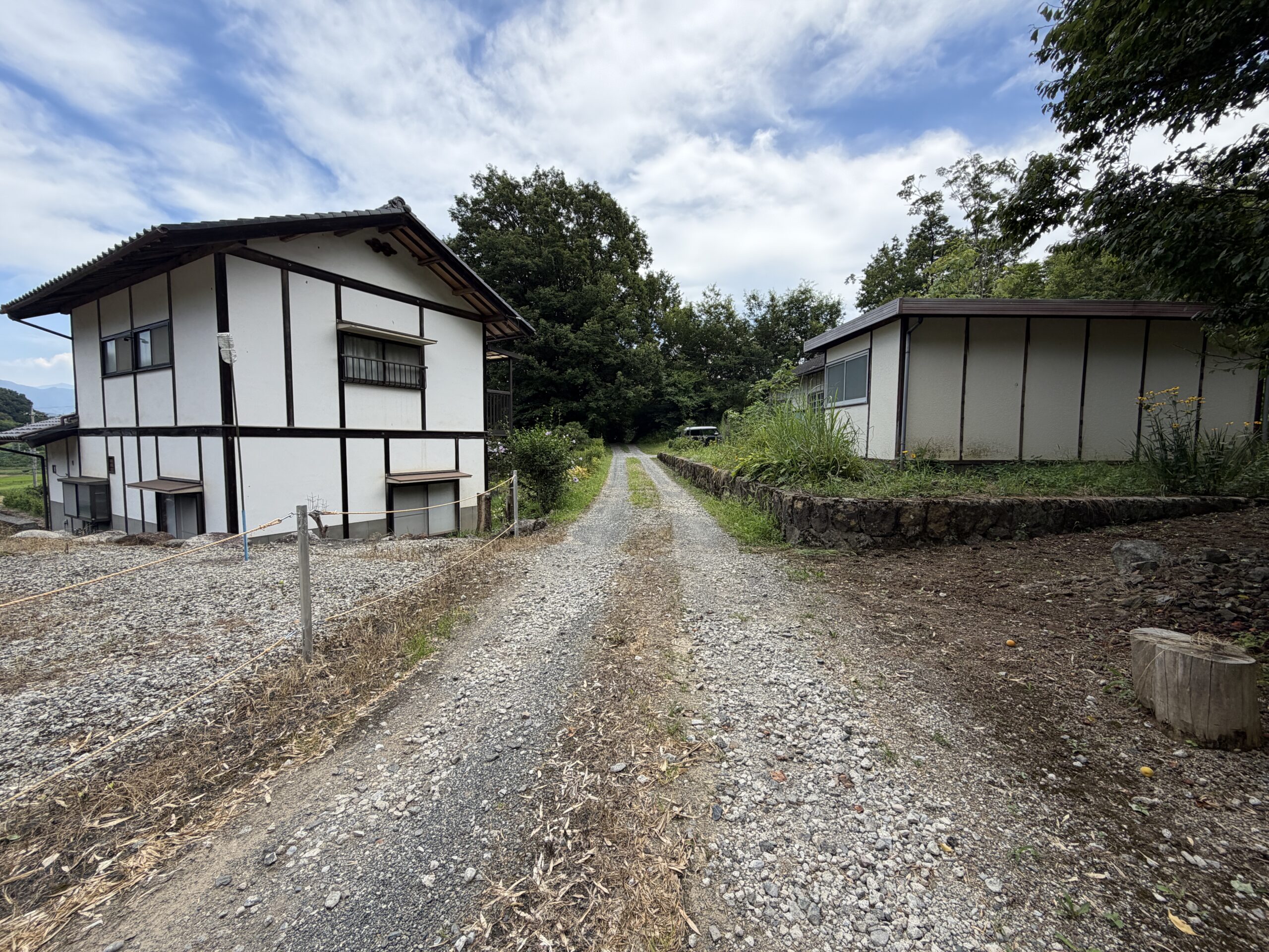 【土地】駅徒歩圏、高台の特等席。 山々を借景に、竹林が彩る風情ある一画。