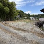 【土地】駅徒歩圏、高台の特等席。 山々を借景に、竹林が彩る風情ある一画。
