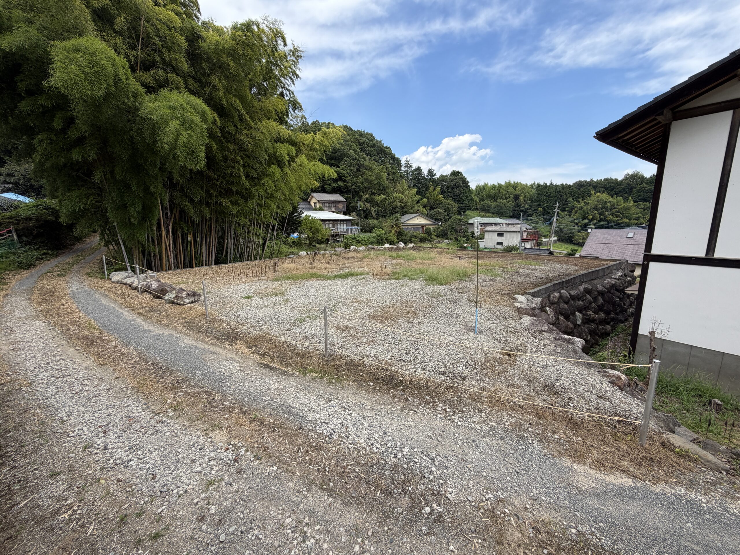 【土地】駅徒歩圏、高台の特等席。 山々を借景に、竹林が彩る風情ある一画。