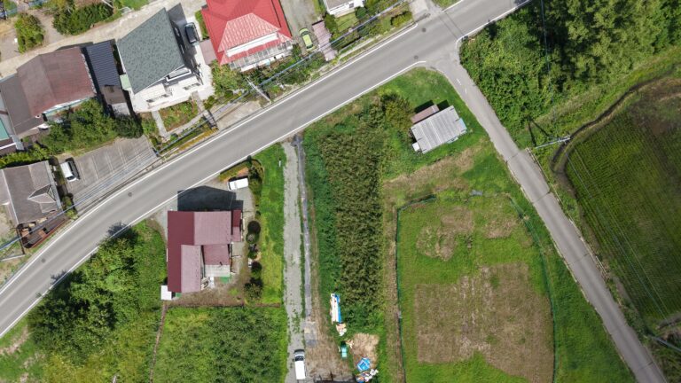 【土地】八ヶ岳を背に、南アルプスを望む。 陽当たりと開放感に恵まれた、白井沢の平坦地。