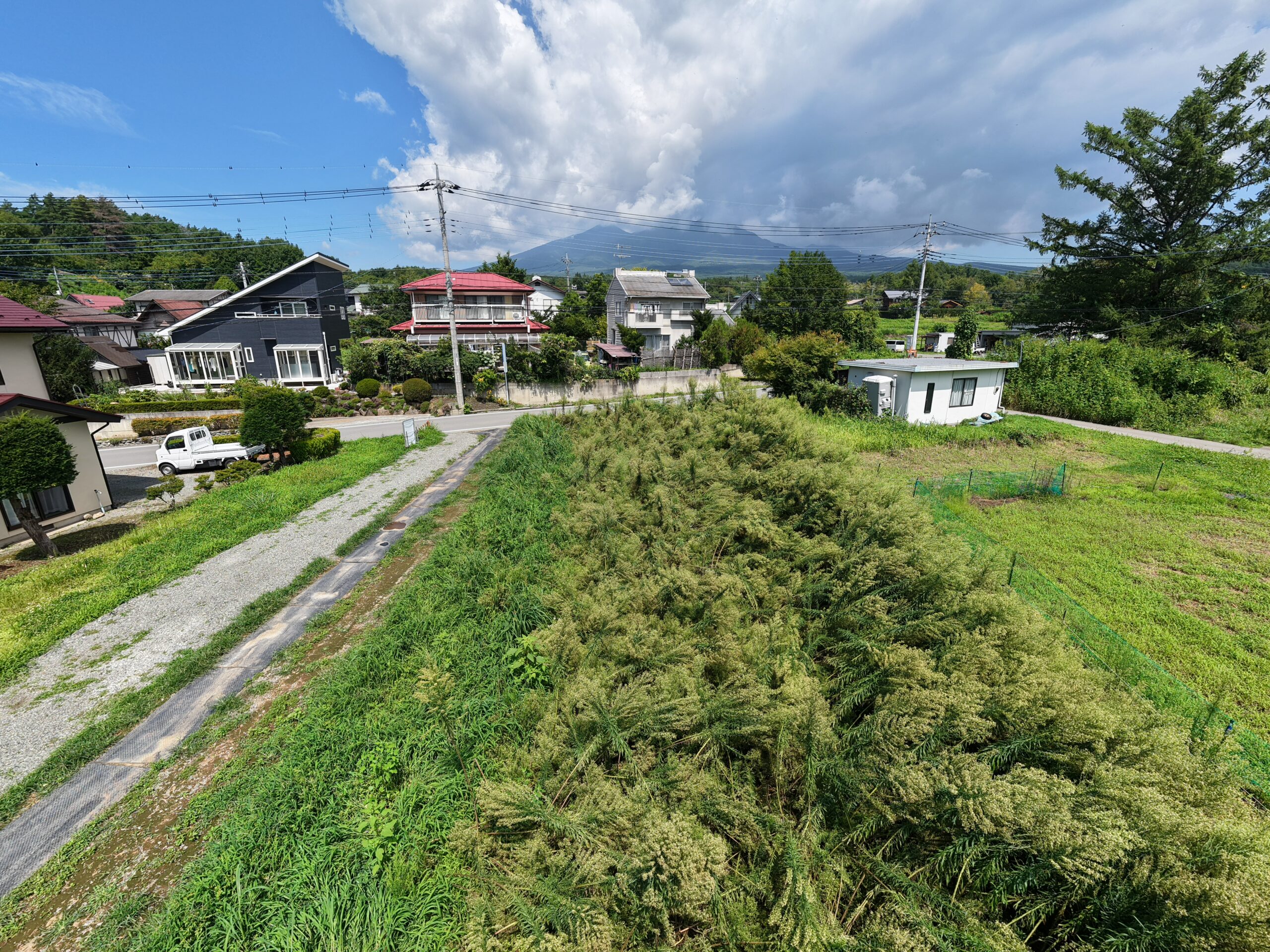 【土地】八ヶ岳を背に、南アルプスを望む。 陽当たりと開放感に恵まれた、白井沢の平坦地。