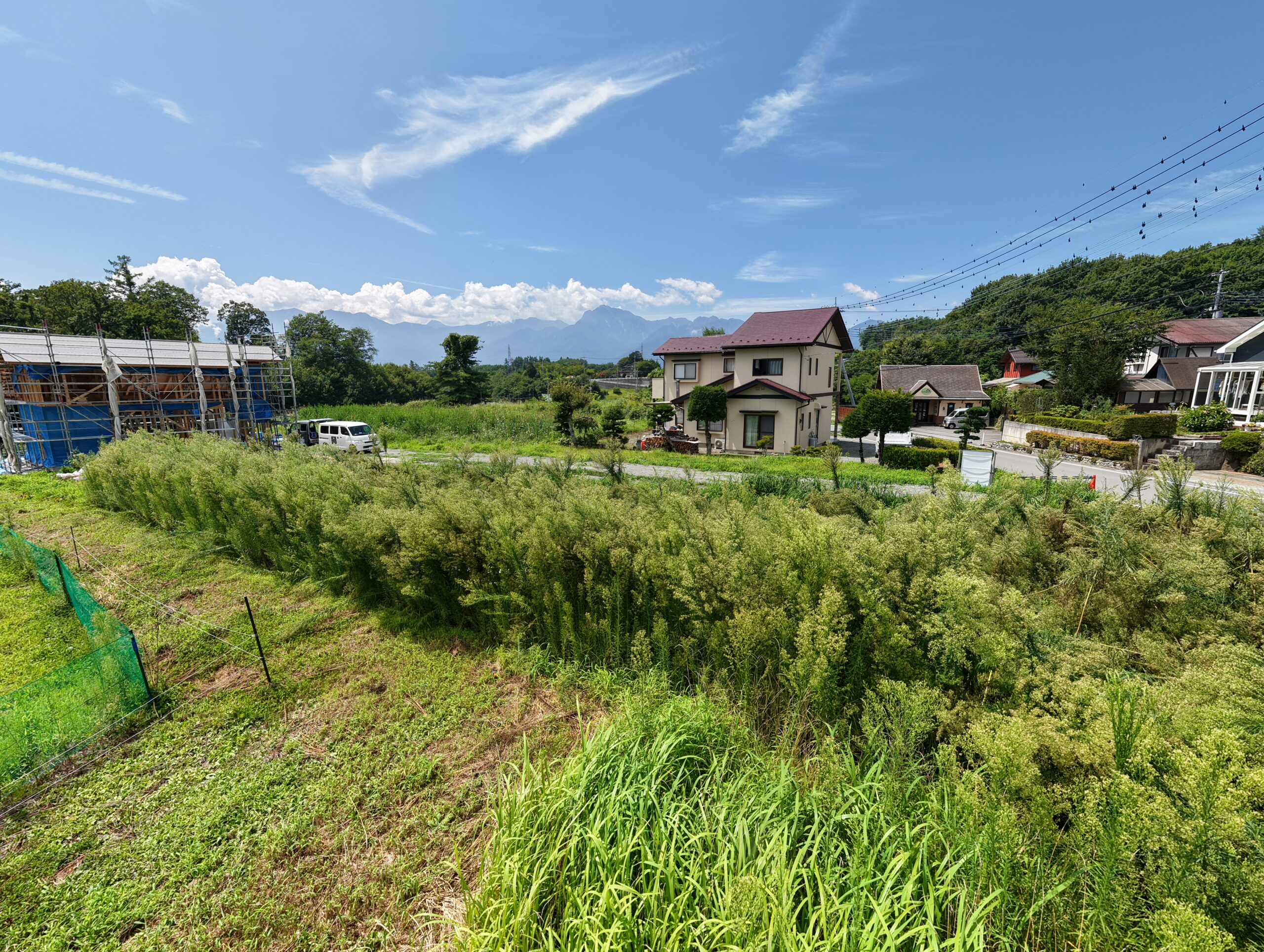 【土地】八ヶ岳を背に、南アルプスを望む。 陽当たりと開放感に恵まれた、白井沢の平坦地。