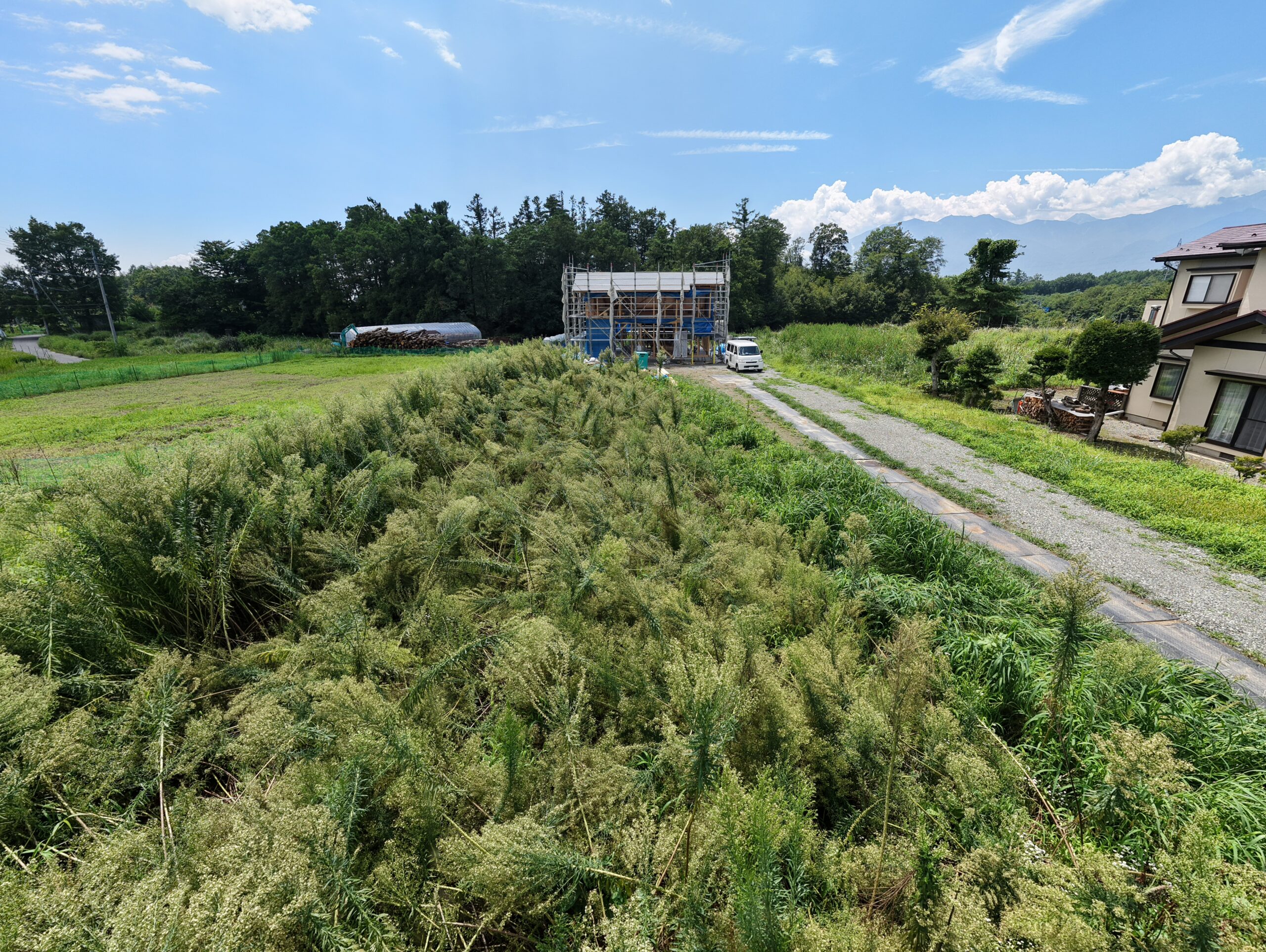 【土地】八ヶ岳を背に、南アルプスを望む。 陽当たりと開放感に恵まれた、白井沢の平坦地。