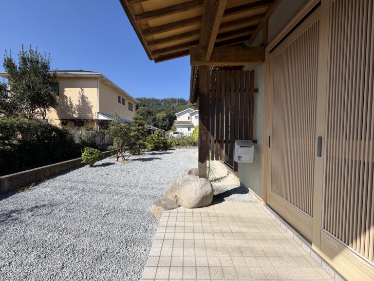 【中古物件】山並みを望む開放感と、日本家屋ならではの趣。 和のぬくもりを残して再生した、リフォーム済み5LDK。