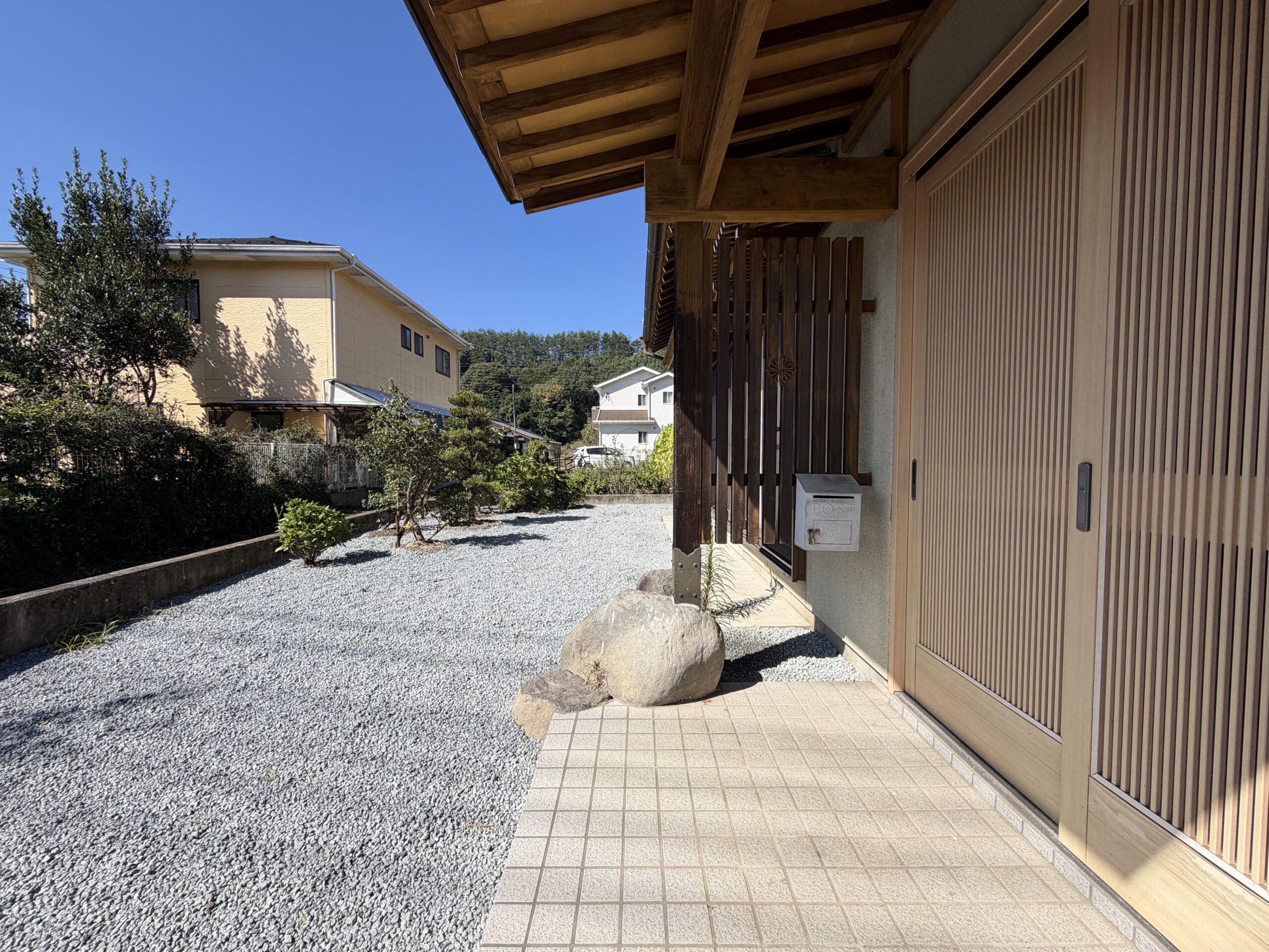 【中古物件】山並みを望む開放感と、日本家屋ならではの趣。 和のぬくもりを残して再生した、リフォーム済み5LDK。
