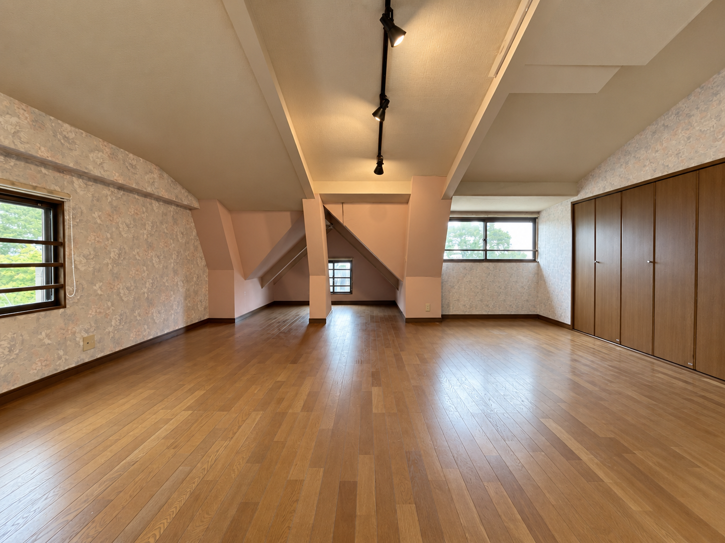 【中古物件】富士山を望む、西井出高原の大型邸宅。 約92坪のゆとりある住空間、二世帯利用も叶える一邸。
