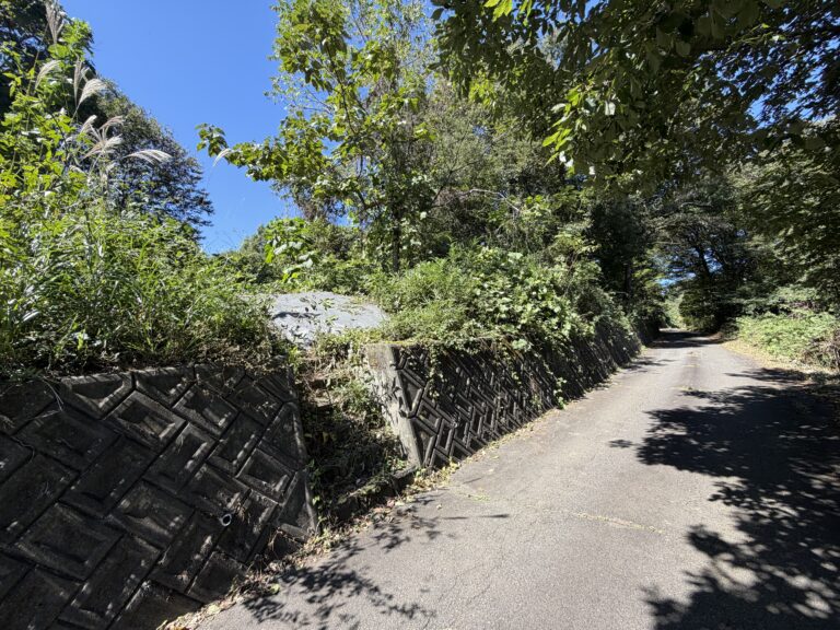 【土地】道路より一段高い、富士山を望む開放的な土地。 ゆとりある敷地と眺望を楽しむ、村山西割の一画