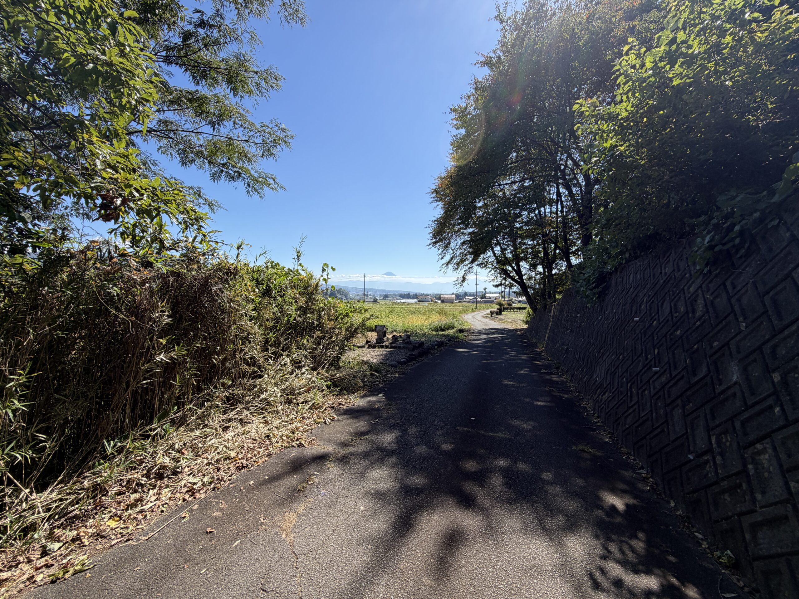 【土地】道路より一段高い、富士山を望む開放的な土地。 ゆとりある敷地と眺望を楽しむ、村山西割の一画