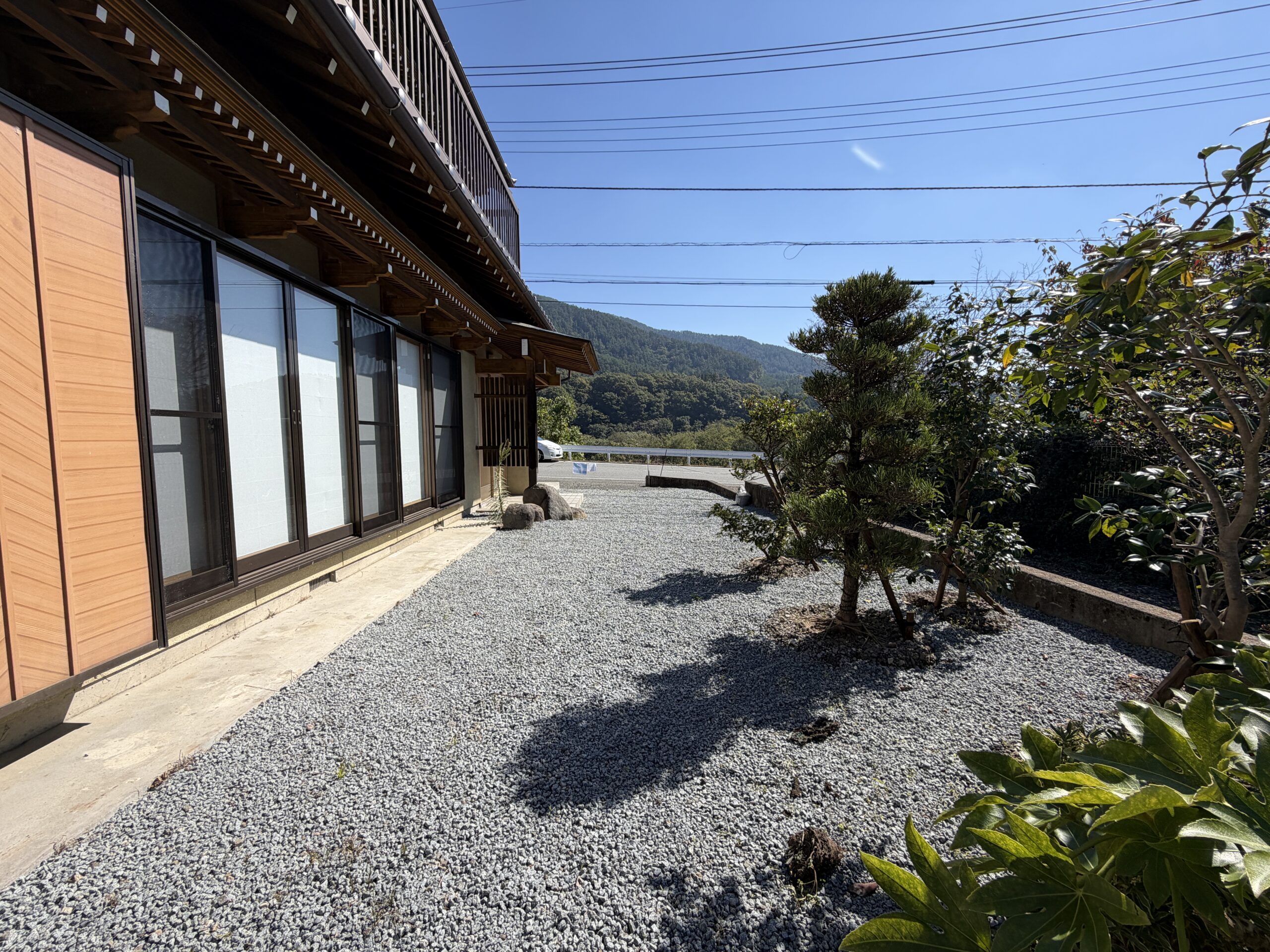 【中古物件】山並みを望む開放感と、日本家屋ならではの趣。 和のぬくもりを残して再生した、リフォーム済み5LDK。