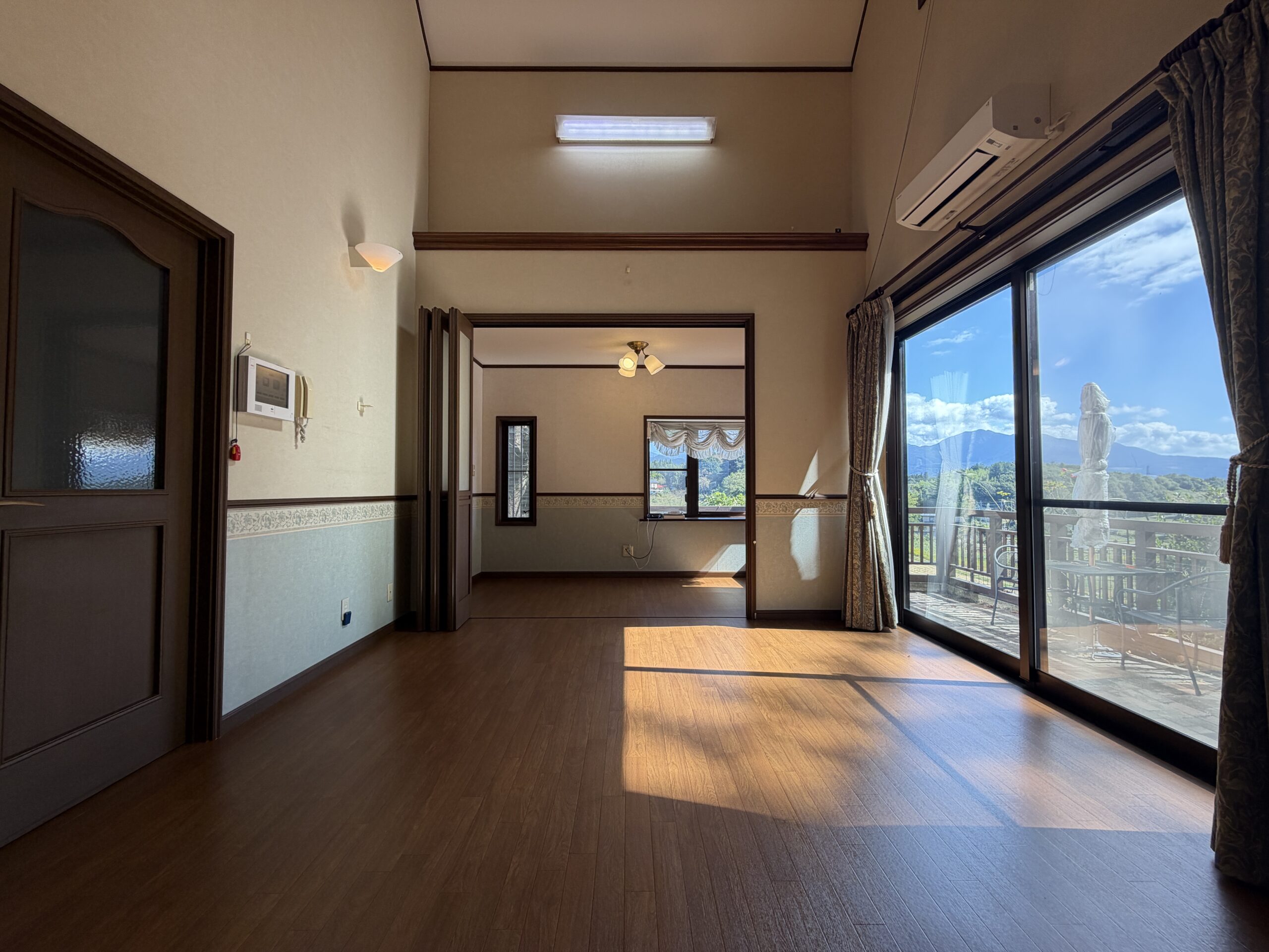 【中古物件】高台から望む、田園風景と雄大な山々。 開放感と暮らしやすさを兼ね備えた、プライベート性の高い一邸。
