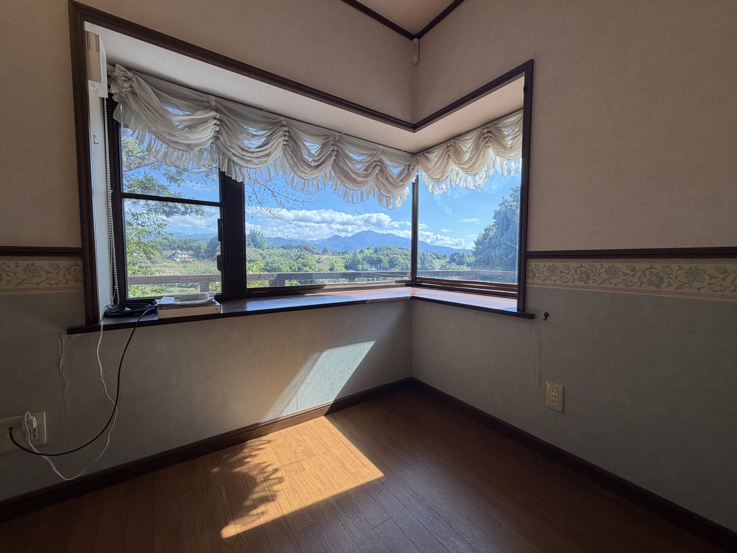 【中古物件】高台から望む、田園風景と雄大な山々。 開放感と暮らしやすさを兼ね備えた、プライベート性の高い一邸。