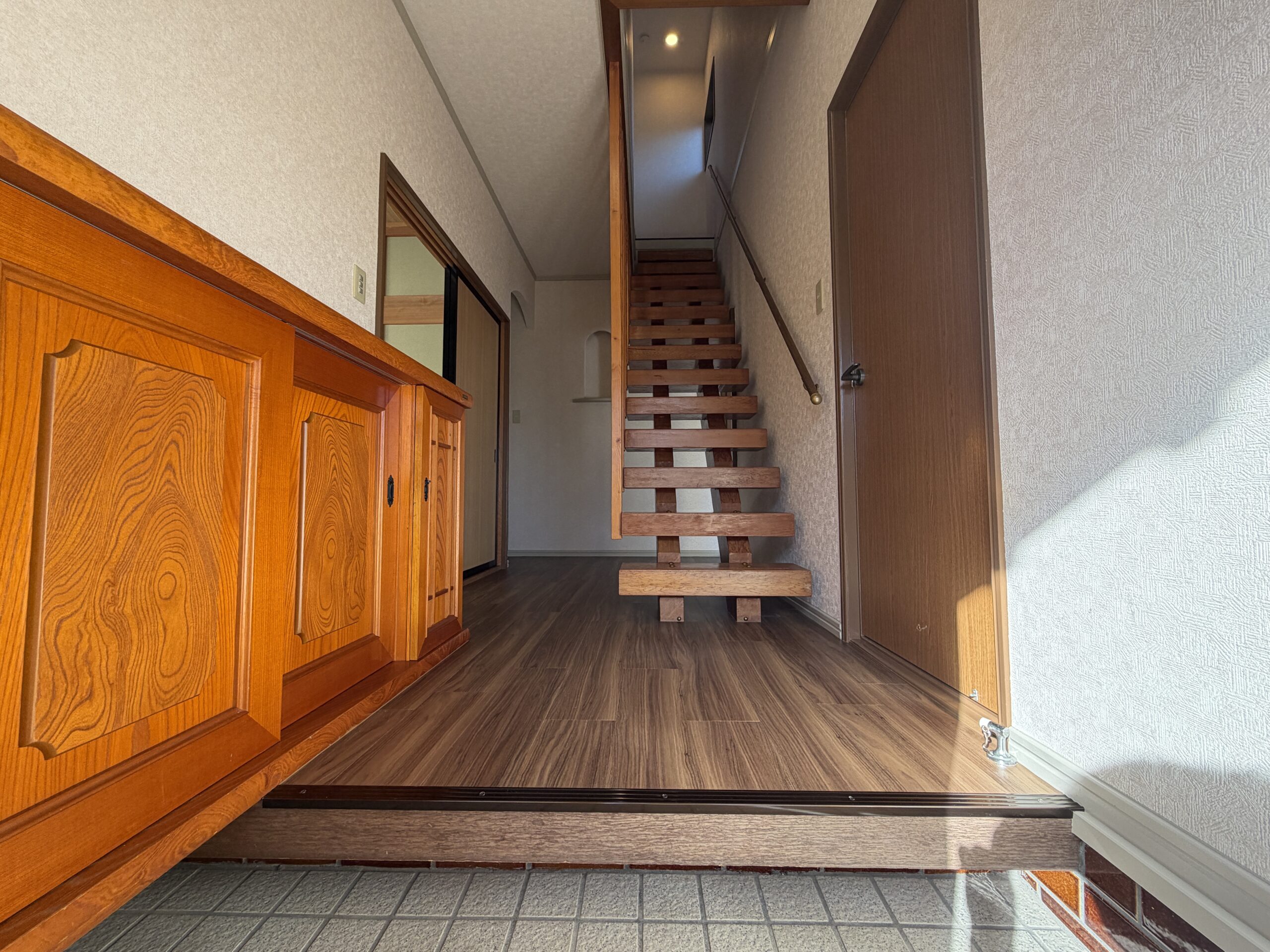 【中古物件】山並みを望む開放感と、日本家屋ならではの趣。 和のぬくもりを残して再生した、リフォーム済み5LDK。