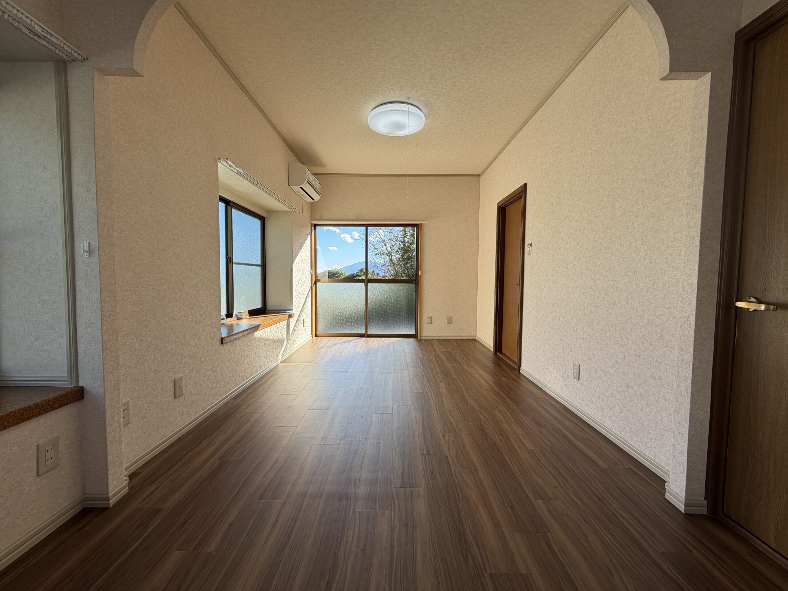 【中古物件】山並みを望む開放感と、日本家屋ならではの趣。 和のぬくもりを残して再生した、リフォーム済み5LDK。
