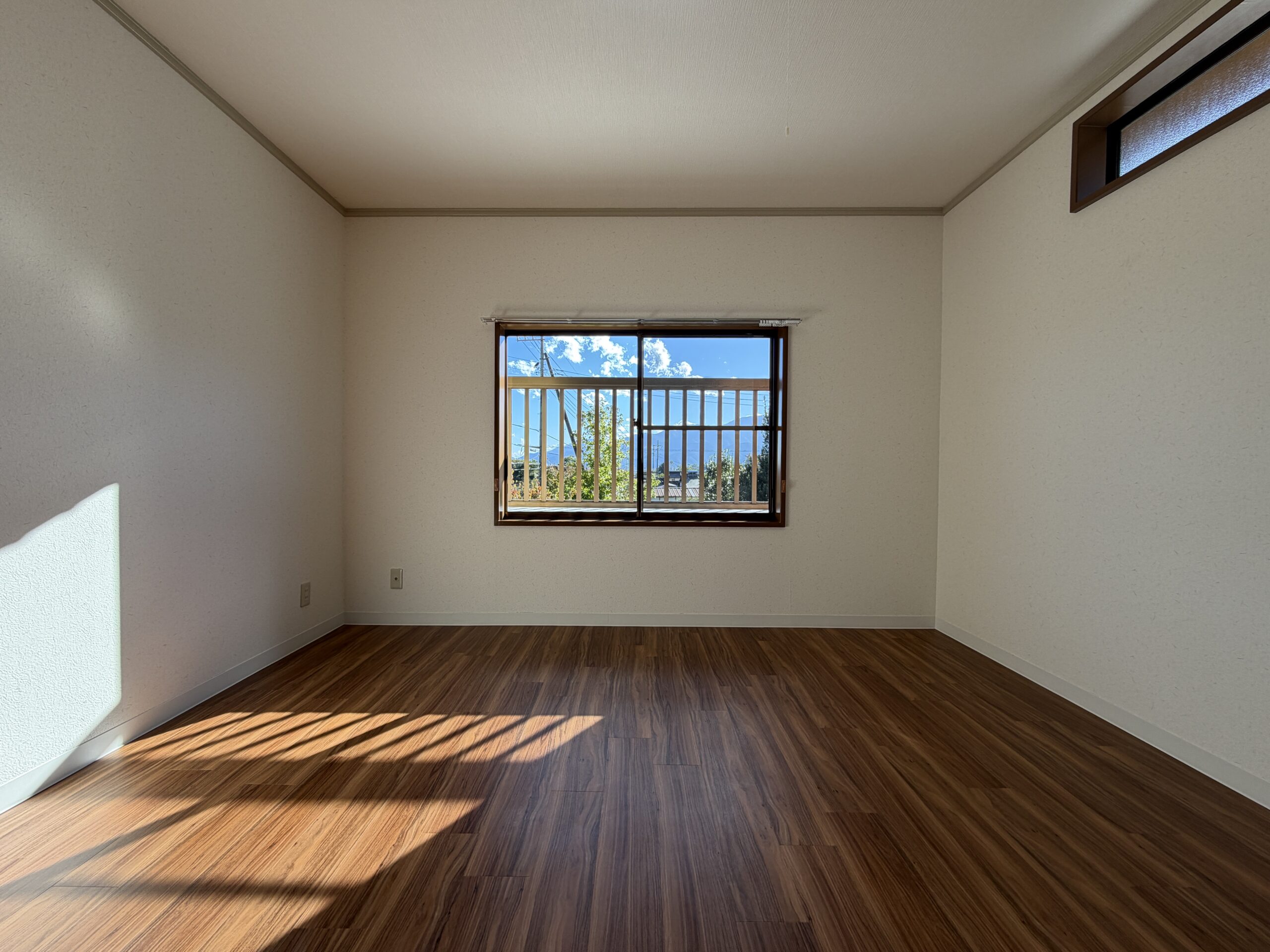 【中古物件】山並みを望む開放感と、日本家屋ならではの趣。 和のぬくもりを残して再生した、リフォーム済み5LDK。