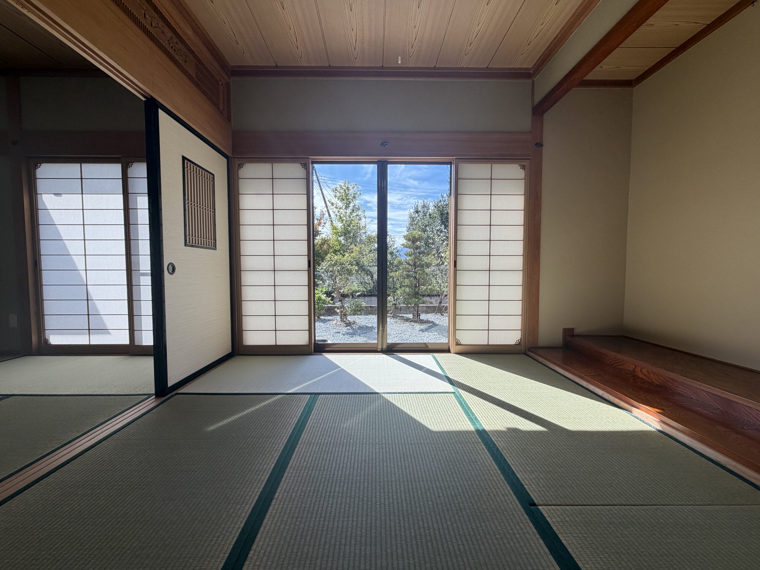 【中古物件】山並みを望む開放感と、日本家屋ならではの趣。 和のぬくもりを残して再生した、リフォーム済み5LDK。