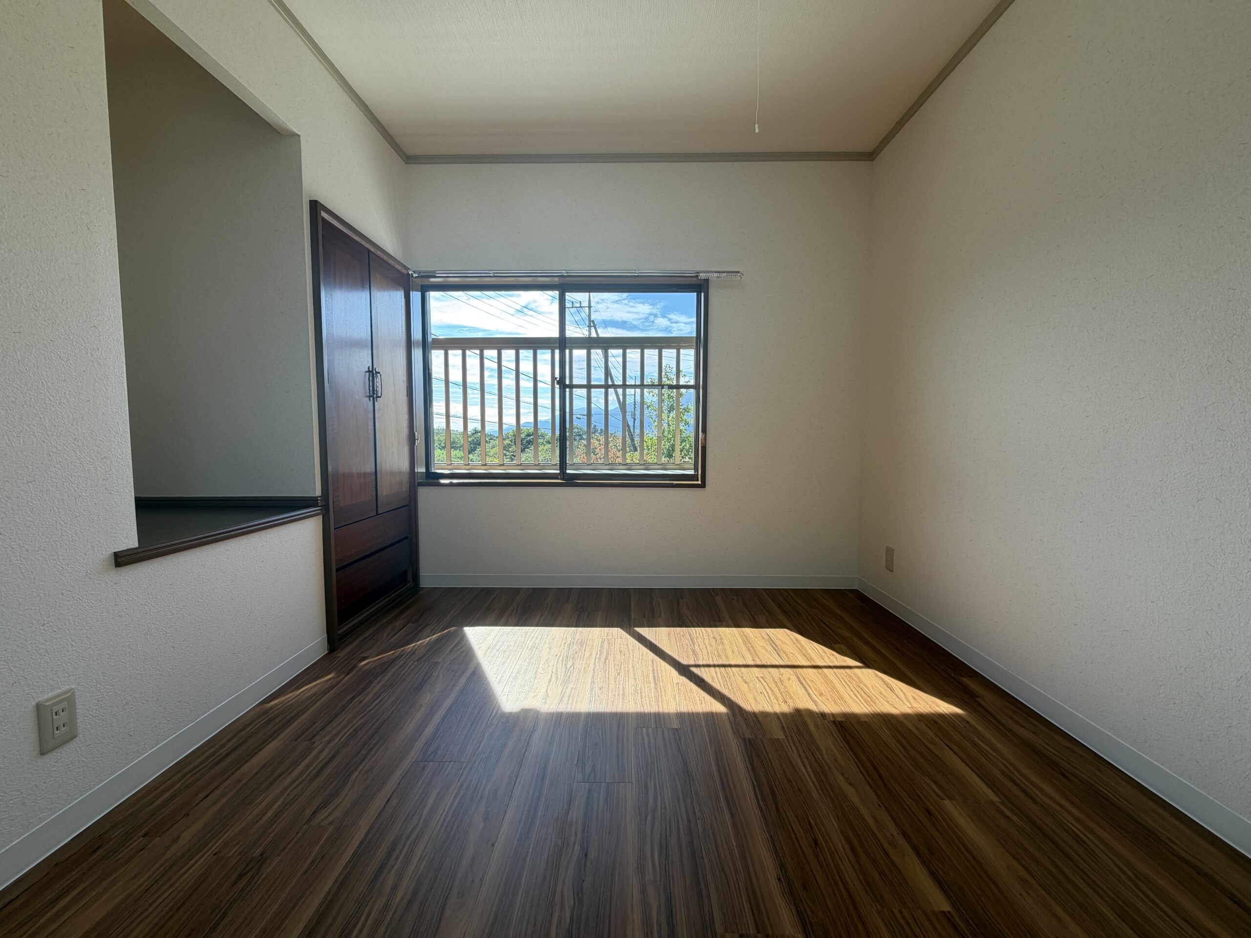 【中古物件】山並みを望む開放感と、日本家屋ならではの趣。 和のぬくもりを残して再生した、リフォーム済み5LDK。
