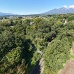 【土地】道路より一段高い、富士山を望む開放的な土地。 ゆとりある敷地と眺望を楽しむ、村山西割の一画